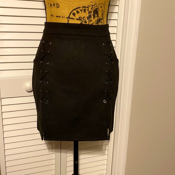 NWOT Faux Black Suede Mini Skirt, Laced Detail, Back Zip, Size M - Picture 3 of 12
